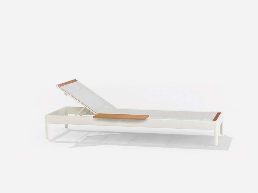 Solaris | Sunlounger with small table on the right