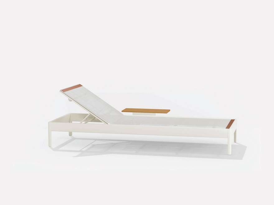 Solaris | Sunlounger with small table on the left
