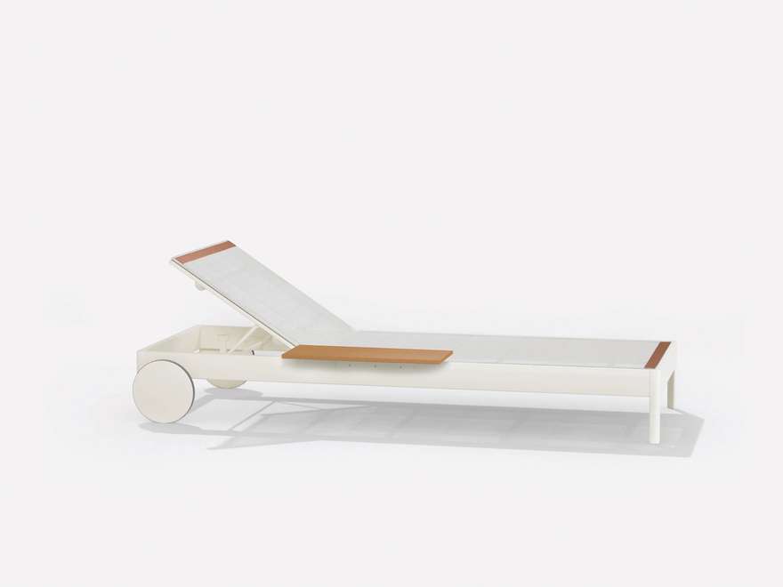 Solaris | Sunlounger with castors and small table on the right
